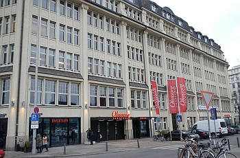 Photo der Fassade des Ohnsorg Theathers